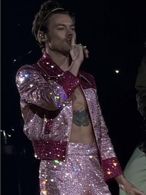 I don’t know what’s worse, the headband or him on his knees 🫣😮‍💨 #harrystyles #pleasing #pleasingharrystyles #harryshouse #kiaforum #loveontour #loveontour2023 #hslotoutfit #hsloveontour #harrystylesvideos #harrystylesvids #harrystylestiktok #loveontourlosangeles #hslot #harrybirthdayshow 