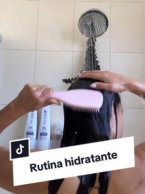 Rutina hidratante!! 😍 Esta línea de @BIOLAGE es un palo. Es la Ultra Hydra para cabello super seco!! El shampoo limpia bien pero no si tienes aceites o si la cabeza está muy sucia tendrás que dar variossss shampoos!!  El shampoo detox es de @THE OUAI  El leaving de @Fenty Hair  Protector térmico y laceador de @Hair Plus @Hair Plus USA  #washday #washdayroutine #biolage #biolageultrahydrasource  #cabelloalisado #relaxedhair #blowout #dominicanblowout #cabellohidratado #cabelloseco