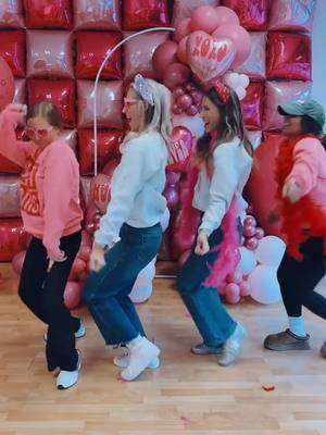 Fridays are more FUN with the Party Hop crew 🎉💃 Tag your party squad and let’s make every Friday feel like a celebration 🥳  #fridayvibes #partyhop #party #balloonstylist #fridayfun #weekendfun #partyshop #dance #trend #fireball #events #SmallBusiness 