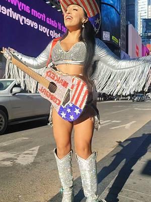 es viernes y El CUERPECITO lo sabe ❤️#Cumbia ##cumbiasonidera #nyc #cowgirl #vaquerita #patriciaburck #timessquare #streetperformer 