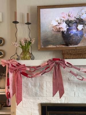 Love me some hand made Valentine’s Day decor 😍 #ValentinesDay #diygarland #paperchain #patternmixing 