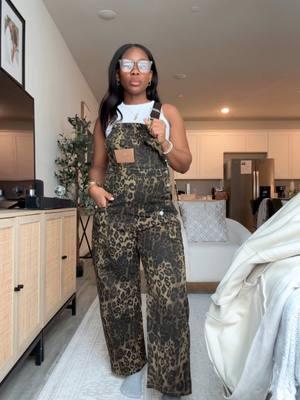 Leopard print overalls! Overalls for women! These overalls are literally perfect! #leopardprint #leopardprintoveralls #womenoveralls #overalls #overallsoutfits 