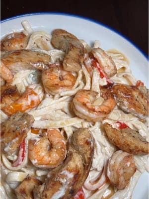 Se va Tiktok? Oh se queda que creen? Los leo mientras disfruto esta rica pasta 😋😋 #pastaalfredo #chickenandshrimp #tiktokban #videonuevo #tiktokfood 