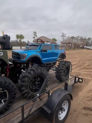 Barely got the build done in time for the new year event at @xtremeoffroadpark and im glad to say that our vynil sponsors @Alukovinyl got it the right color just in time! Would not have been the same without it! #alukovynil #xtremeoffroadpark #raptor #wrapped 