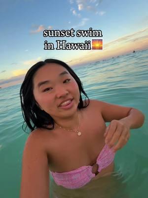 sunset swim in Hawaii🌅🌊 #sunsetswim #hawaiilife #oceanvlog #livinginhawaii #sunsetvlog #hawaiivlog  