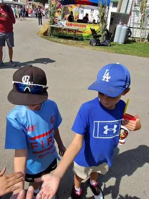 Kids getting spooned at The Sandwich County Fair  #spooned #getspooned #spoonman #spoonplaying #musicalspoons #folk #jugband @The Youth Fair @NC State Fair @North Carolina Folk Festival @Minnesota State Fair 