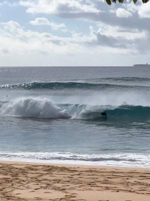 Aloha Friday Surf report hype was real!!! Epic conditions today 🔥🔥🔥🌊🌊🌊🌊🌊 1/17/25 #sandys #sandybeach #oahu #hawaii #saferbeachesdowndaroad 