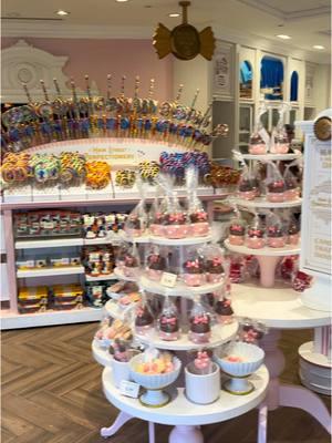 Así es una tienda de dulce en Magic Kingdom, Orlando❤️ . . . Estamos cerrados por vacaciones, a partir del 28 de enero : 📍Te esperamos en Olazábal 5334 📲También podes hacer tu pedido por nuestra tienda online https://donyacogolosineria.com.ar/ #golosinas #argentina #buenosaires #dulces #chocolate #golosineria #desert #dulcedeleche #foodporn #delicias #chocolates #villaurquiza #fyp #parati #disney #disneyworld #magickingdom #sweet 