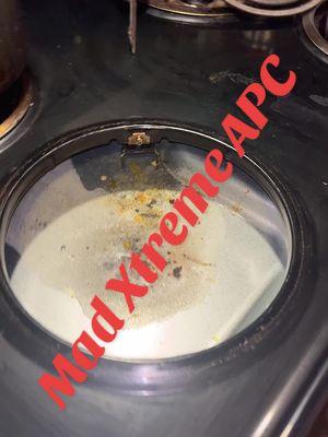 Cleaning my stove using the Mad Xtreme APC cleaner #APCcleaner #madxtremeapc #madxtreme #APC #degreaser #apcdegreaser #madxtremedegreaser #housecleaner 