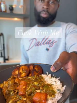 Come cook with me 👨🏿‍🍳 Perfect weather for some comfort foods 👌🏿 Curry Chicken w/ White Rice & Fried Plantain 😋 #PersonalChef#PrivateChef#ComfortFood#CurryChicken#FYP#ForYouPage#GoodEats