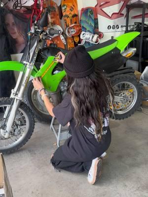 didn’t last long without stickers  @pinnedindustries  • #sherips #fastgirls #kx85 #85 #kawasaki #kawasaki85 #hotgirls #motogirls #dirtbike #dirtbikegirl #fyp 