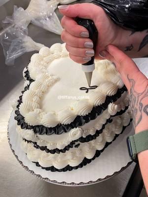 Black and white heart cake #walmartcakedecorator #tiffanyscakesontiktok #fypシ゚viral #welcometocaketok #fypシ #bakery🎂 