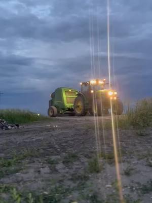 Hay season is loading 🔄 #foryoupage #johndeere #firstgenerationfarmer #hayfarmer #dreamsonlyworkifyoudo #fieldwork 