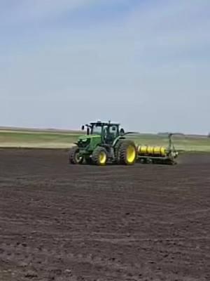 Throwback to this spring planting my first corn crop on my first piece of land that I bought! Very exciting day. Neighbor was out taking a video! #foryoupage #johndeere #firstgenerationfarmer #dreamsonlyworkifyoudo #fieldwork #foryou #foru #minnesota #hayfarmer 