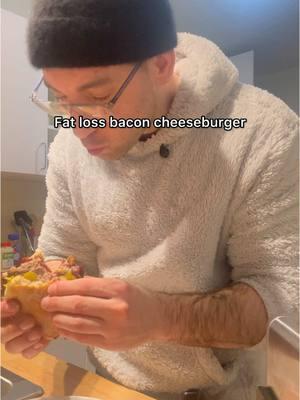 FAT LOSS BACON CHEESE BURGER 🍔  - 359 Calories 35g protein  - Hit the link in my bio to buy my cookbook over 300 recipes to help you burn fat build muscle while tasting yummy things  - If you want more custom approach to your fitness goals, custom meal plans, custom workouts, and the accountability comment or DM  “FIT” and I’ll reach out and see if I can help - #fatlossrecipes #lowcalorierecipes #highproteinrecipes 