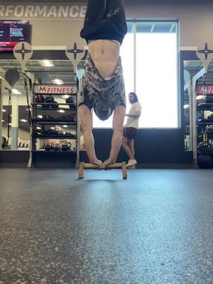 Defying Gravity👽 . #calisthenicsmotivation #workoutmotivation #nevergiveup #motivation #calisthenics #planche 