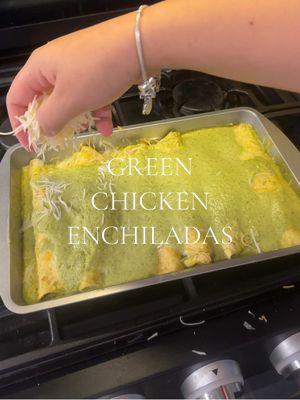 Let’s make green enchiladas🤤  Ingredients: -chicken (I used chicken thighs) -tomatillos -serranos -cilantro -crema -chicken bouillon -garlic -mexican blend cheese  -tortillas (I used egg white wraps) #enchiladasverdes #enchiladas #recetasfaciles #mexicanfood 