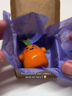 Would love to see you over on my other platforms 👉🏼👈🏼 🥺 You can find those in my 🔗 🌳 ❤️ #packingorders #clayartist #polymerclay #clayart #deskbuddy 