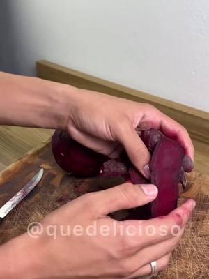 ¿Sabías esto sobre la remolacha? 🌱💜 By @que_delicioso_ofc  El cirujano me dijo que nunca más tirara las peladuras de remolacha a la basura. 🤯 ¡Resulta que están llenas de beneficios para la salud! Aquí te dejo 3 razones para aprovecharlas: 1️⃣ Ricas en antioxidantes: Ayudan a combatir los radicales libres y a mantener tu piel radiante. 2️⃣ Fibra natural: Perfectas para la digestión y mantener tu intestino feliz. 3️⃣ Versatilidad en la cocina: Úsalas para hacer chips saludables, caldos o como abono para tus plantas. 💡 Tip: Lávalas bien y hornéalas con un toque de sal y especias para un snack fácil y delicioso. ¿Lo sabías? ¡Cuéntame cómo las usas tú! 👇✨ Si disfrutas de mi contenido y quieres más tips de cuidado para la piel, ¡sígueme y déjame un emoji “💛 Sí quiero” 👇👇👇 en los comentarios! - #limpieza #recetasfáciles #trucos #consejosútiles #viral #cadittas #beautyhacks #beautyinsideout #womenhalth #nycblogger 