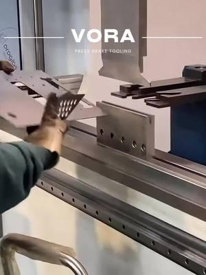 CNC bending, the last two knives are extremely comfortable#bendingmetal #bendingmetalmachine #bendingtool #amada #lvd #sheet #sheetmetal #voralvideo #pressbraketooling #Vorapress #bystronic #turmpf #vora #pressbrake #Yawei #pressbrakemachine #sheetmetalbendingmachine #sheetmetalworkers #bendingmachine 