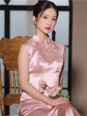 Sleeveless, high end wedding pink long Cheongsam  Credit to xiaohongshu:@ 9523793321 #foryoupage #foryou #qipao #qipaodress #qipaobeauty #cheongsamgirls #cheongsam #cheongsamdress #fyp #highenddresses #highend #weddingdress 