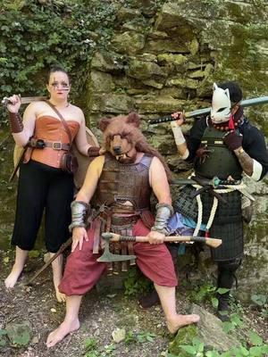 @Medievalbear @Aqua Sorrows @OKAMI love you guys so much #fyp #foryoupage #cosplay #ashka #charonswolfpack #björnspack #dndtiktok #dungeonsanddragons #fantasytok 