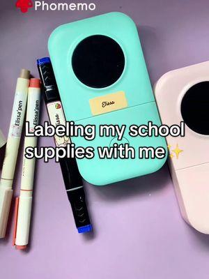 Labeling my kid’s school supplies with me💕 🍄Phomemo D30 Label Maker 🔍1000+ Symbols 🔍20-30 Fonts 🔗in bio #schoollife #schoolsupplies #backtoschool #phomemo #labelmaker #miniprinter #storage #classifica #labelingmachine #labeling #namelabel #homeorganization #organizedhome #packing  #storage #classifica #foodstorage #kitchensupplies #homesupplies #kitchenorganization 