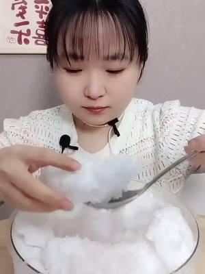 refrozen white shaved ice . #1heartice #2heartice #ice #asmr #icelovers🤤 #viral #iceeatingasmr #iceeatingsound #fyp #iceeatingvideos #iceeating #whiteiceeating #whiteice #softice #squeakyice #crunchyice #powderyice #blendedice #shavedice #crushedice 