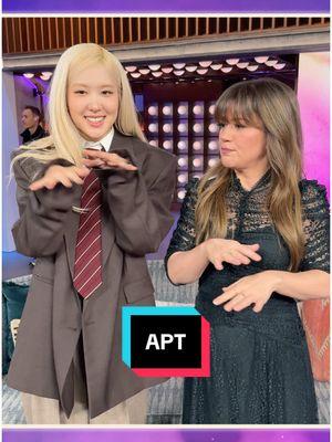 Teaching @kellyclarkson the #APT dance! @ROSÉ #rose #rosie #apt #kellyclarkson #dance #kpop   