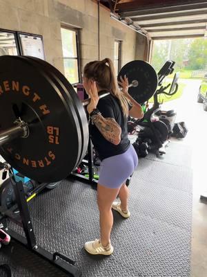 Good start to the weekend🥰 Stick to the basics for leg day 🍑 #foryoupage #foryou #legsfordays #squatsworkout #homeworkouts #homegym 