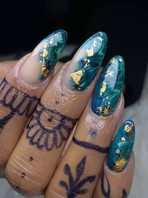 😍💫🧞‍♂️ #beautyfullnails #insponails #latinanailtech #rhodeislandtiktok #almondnails #goldnails #tecnicadeuñas #foryoupage #uñasacrilicas 