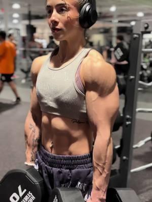 You can see my muscle striations move in my shoulder 👀 @YOUNGLA CODE: RIVERA   #gymgirl #gym #gymmotivation #lift #liftheavy #lifting #fit #fitness #muscle #musclemommy #bulk #cut #lean