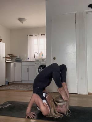 Let’s get strong and bendy! Come join my classes  Daily 10:30 am and 12pm pacific time on zoom or subscribe to my channel and watch from afar. #flexiblegirls #foryoupage #handstands #yoga #subscription #flexibilitytraining #yogaclassonline #handstandclasses #fitness fit #strong #stronggirls #flexibility