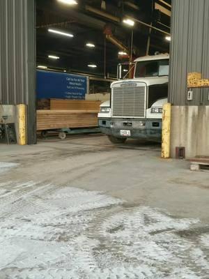 Fresh blade hauler rolling out! #trailkingtrailers #trailking #lookforthetriangles #followtheleader #mywork #southdakota #lowboy #heavyhaul #peterbilt #freightliner #mitchellsd #kenworth #fyp #foryourpage #foryourpageofficial #heavyhaullife #washthetruck #bluecollar #legends #legendary #leaderofthepack #trailkingind #heavyhaulnation #heavyhaultictoc #madeinsouthdakota #hydraulicdetachabletrailer #whereiswaldo #truckerlife #truckers #truckersoftiktok #truckerslife #trucker #trailkinglowboy #oversize #trailkingtrailers #southdakotasmokeshow #southdakotatiktok #southdakotacheck #windenergy #windpower  #bladehauler 