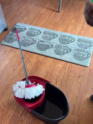 Do you believe that the microfiber mop head removes 99% of bacteria with just water? 🥰 #mopping #mopdump #cleaningfloors #dontmixproducts #mrclean #dirt #housecleaner #howtoclean #cleaningtips 