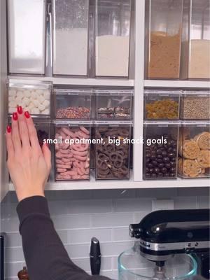 #kitchenorganization #snackstorage #spacesavinghacks #pantryorganization #KitchenHacks #apartmentliving #smallspacestorage #organizingideas #homeorganization #SnackTime 