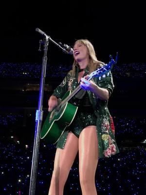 Have you ever heard 22 acoustic? 🥹 This was our Rep tour surprise song!  Reputation Stadium Tour Boston, MA  #reputationstadiumtour #surprisesong #reptour #22hat #swifttok #TSTheErasTour #taylorswift #reputationstadiumtour 