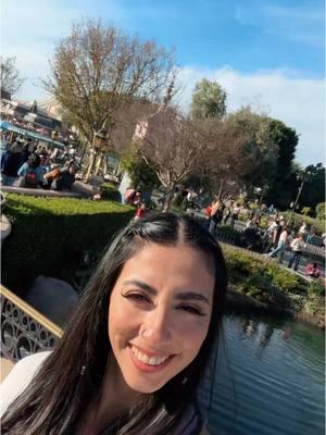 EN EL LUGAR MAS FELIZ DEL MUNDO 🏰🎆… #disney #disneyland #disneycalifornia #parque #parquedisney #niñafeliz #nomevaatragarlapobreza 