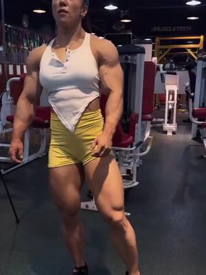 Yan Hong 🙂💪🔥 #girlswithmuscle #girlswithmuscles #femalemuscle #femalebodybuilding #bodybuilding #bodybuilder #biceps #guns #gunshow #flex #muscle #musclegirl #girlswholift #squat #liftheavy #legs #legday #fit #fitgirls #gains #beauty #glutes #curvy #strongwomen #strength #gymrat #workout #exercise #buff #abs #strong #fitgirl #gymmotivation