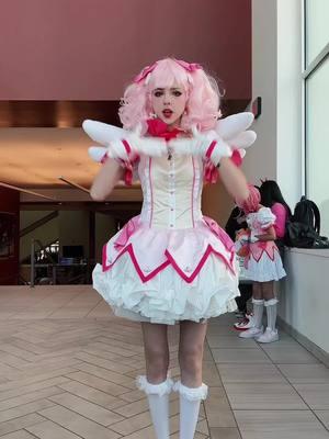 This con is packed ;-; #madokakaname #madokamagica #anime #magicalgirl #kawaii #cute #cosplay #cosplayer #madokacosplay #contacts #pink #ribbons #frilly #madokamagicacosplay #madokakanamecosplay #magicalgirlcosplay #kyuubey 