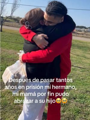 Un abrazo que llena el alma y el corazón ♥️🥹 #porfinencasagraciasaDios🙏🏼 #dallastx #viralvideo #viraltiktok #fypシ #viraltiktok #prison #mamayhijo #unabrazo #elguerritotiktokero #