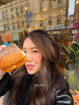 $6 jam bagel date + free skincare? 🤤🥯 follow ON IG for more NYC life inspo!  📍Leon's Bagels (181 Mulberry St.) this Sat-Sun 8am-4pm daily, @Glow Recipe is giving FREE deluxe samples of their Cloudberry Bright Moisture Cream 🧴 w/ a purchase of any @LEON’S BAGELS NYC (recommend their Cloudberry Jam bagel 🥯 themed after the moisturizer) send this to who you'd wanna go with...  #glowrecipe #nycfree #nycfreeevents #nycpopup #nyctodo #nycbreakfast #nycbagels #nyceats #nyccheapeats #nycweekend #nycdate #nycdateideas #nycthingstodo #nyclife #nycblogger #nycinfluencer #Vlog #nycpopups #nyclocal #nycsecrets #nyctreats #nyctreasures #nycgems #explorewithdasom 