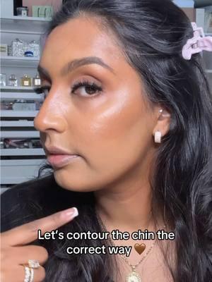 Contouring with my favorite @LYS Beauty stick in shade “No Limits” and @makeupbymario F4 Dual-ended foundation brush 🤎  #beautytrick #contourhack #contour #bronzerstick #howtocontourface #doublechincontour #doublechin #makeup  