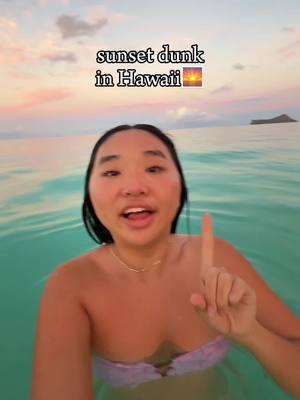 sunset dunk in Hawaii🌅🌊 #sunsetdunk #livinginhawaii #hawaiilife #sunsetswim #oceanvlog 