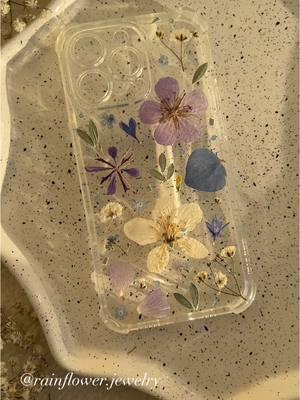 I’m so excited to share my newest creation✨💖 This phone case is made with real pressed flowers and epoxy resin🥹🌸💫 Available now in my shop with free worldwide shipping (link in bio)🌱 #pressedflowers #realflowercase #handmadewithlove #epoxyresinart #floraldesigns #uniquephonecases #aestheticvibes #bohostyle #trendyaccessories #natureinspired #floralartwork #personalizedgifts #giftideasforyou #stylishphonecase #custommade