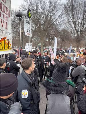 A pocos días de la toma de posesión de Donald Trump en Estados Unidos, decenas de personas se han reunido para manifestarse en el Lincoln Memorial, lo que ha terminado en un enfrentamiento de ideales. #AlexEnMILENIO #Milenio #Canal6 #Protestas #Manifestantes #DonaldTrump #Presidencia #Derechos #Ideales #Confrontacion #Social #Lincoln #Memorial ##Simpatizantes##Reunion