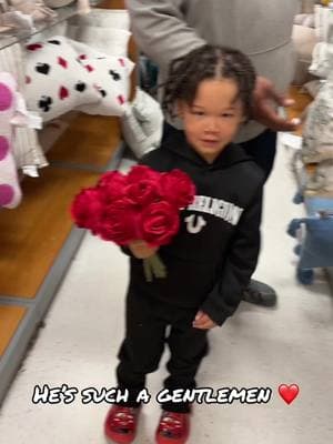 Awww he’s such a gentleman #lilgentleman #gentleman #littleboy #fypシ゚viral #fypシ゚viral #foryoupage #foru #foruoupage #cutekid #handsome #❤️ #dorieanbarberi 