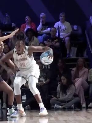 THE NO-LOOK. #ChelseaGray #Unrivaled #WomensBasketball