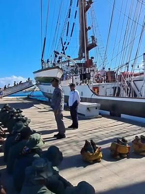 Hoy “SÁBADO DE MILICIA” el Buque Escuela AB “SIMÓN BOLÍVAR” (BE-11) como plataforma de Instrucción en las Artes Marineras y de acuerdo a los Lineamientos del Plan Aprender Haciendo de la Universidad Militar Bolivariana de Venezuela, realizó actividades de Adiestramiento con el personal de Cadetes de primer año de la Academia Técnica Militar de la Armada efectuando prácticas de lanzamiento de Jibilay, Control de Averías e Incendio, Nudos y formas  de Amarre con líneas, incrementando el Nivel de Apresto Operacional, contribuyendo al proceso de formación y ambientación con las actividades que serán parte de la cotidianidad a bordo de los buques, así mismo una excelente oportunidad para reforzar los valores históricos, revolucionarios, la historia patria, base fundamental de la Doctrina de nuestra Fuerza Armada Nacional Bolivariana. Dios y patria. #VivaVenezuela  #Escuadra #Armada #Naval #Velero  @nicolasmaduro @padrinovladimir @armadabolivariana @joserafaelhernandezabchi @prensa.fanb @radiotiunafm @tvfanb @bricoma.4f @cedelc23 @cedepa.2021 @abcedebas @ab_cedef @abcedeba @submarinosfanbve @INAMEH @josealejandroteran