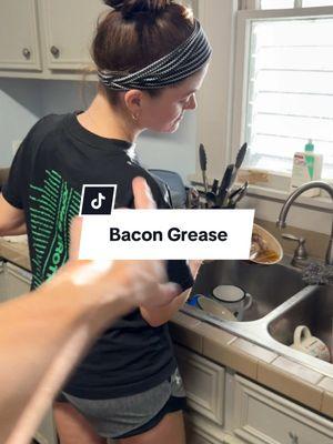 This bacon grease holder is definitely worth checking out #bacongreasehack #bacongreasecontainer #kitchengadgets #kitchengadget #kitchenhack 